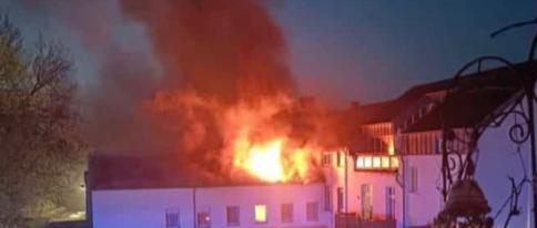 Der Dachstuhl brannte lichterloh, als Familie Fröhlich aus dem Haus vor den Flammen geflohen ist.