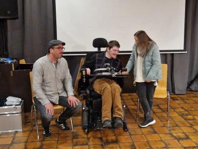 Ein Gespräch mit Hilfe einer Kommunikationstafel und seiner Assistentin