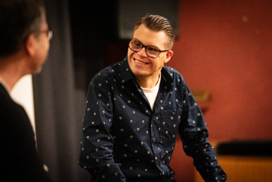 Simon Rupp im Gespräch mit Dirk Kampmeier (links)