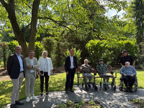 Alle sind sichtlich beeindruckt vom neuen Garten.