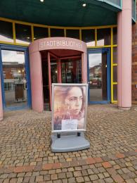 Das Plakat von Rose vorm Eingang der Stadtbibliothek Viersen.